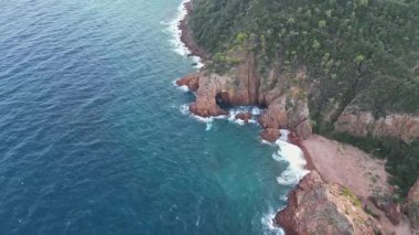 Massif de l'Esterel -Theoule sur Mer -Pointe de l'Aiguille. Esterel Akdeniz kıyıları, kızıl kayalar, sahil ve deniz. Fransız Rivierası Cte d 'Azur' da