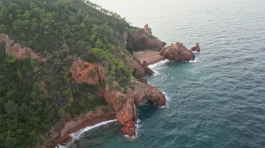 Massif de l'Esterel -Theoule sur Mer -Pointe de l'Aiguille. Esterel Akdeniz kıyıları, kızıl kayalar, sahil ve deniz. Fransız Rivierası Cte d 'Azur' da