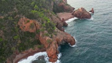 Massif de l'Esterel -Theoule sur Mer -Pointe de l'Aiguille. Esterel Akdeniz kıyıları, kızıl kayalar, sahil ve deniz. Fransız Rivierası Cte d 'Azur' da