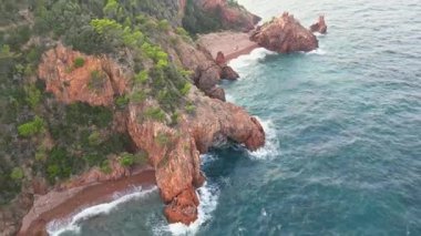 Massif de l'Esterel -Theoule sur Mer -Pointe de l'Aiguille. Esterel Akdeniz kıyıları, kızıl kayalar, sahil ve deniz. Fransız Rivierası Cte d 'Azur' da