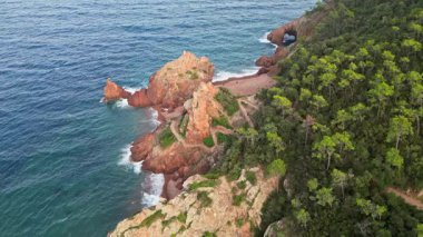 Massif de l'Esterel -Theoule sur Mer -Pointe de l'Aiguille. Esterel Akdeniz kıyıları, kızıl kayalar, sahil ve deniz. Fransız Rivierası Cte d 'Azur' da