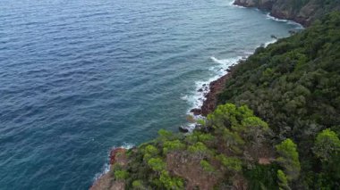 Massif de l'Esterel -Theoule sur Mer -Pointe de l'Aiguille. Esterel Akdeniz kıyıları, kızıl kayalar, sahil ve deniz. Fransız Rivierası Cte d 'Azur' da