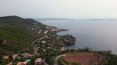 Massif de l'Esterel -Theoule sur Mer -Pointe de l'Aiguille. Esterel Akdeniz kıyıları, kızıl kayalar, sahil ve deniz. Fransız Rivierası Cte d 'Azur' da 