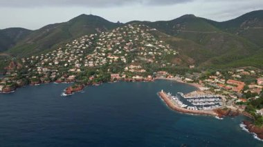 Massif de l'Esterel -Theoule sur Mer -Pointe de l'Aiguille. Esterel Akdeniz kıyıları, kızıl kayalar, sahil ve deniz. Fransız Rivierası Cte d 'Azur' da 
