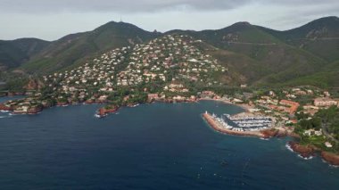 Massif de l'Esterel -Theoule sur Mer -Pointe de l'Aiguille. Esterel Akdeniz kıyıları, kızıl kayalar, sahil ve deniz. Fransız Rivierası Cte d 'Azur' da 