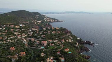 Massif de l'Esterel -Theoule sur Mer -Pointe de l'Aiguille. Esterel Akdeniz kıyıları, kızıl kayalar, sahil ve deniz. Fransız Rivierası Cte d 'Azur' da 