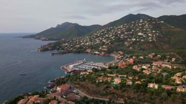 Massif de l'Esterel -Theoule sur Mer -Pointe de l'Aiguille. Esterel Akdeniz kıyıları, kızıl kayalar, sahil ve deniz. Fransız Rivierası Cte d 'Azur' da 