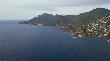 Massif de l'Esterel -Theoule sur Mer -Pointe de l'Aiguille. Esterel Akdeniz kıyıları, kızıl kayalar, sahil ve deniz. Fransız Rivierası Cte d 'Azur' da