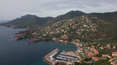Massif de l'Esterel -Theoule sur Mer -Pointe de l'Aiguille. Esterel Akdeniz kıyıları, kızıl kayalar, sahil ve deniz. Fransız Rivierası Cte d 'Azur' da