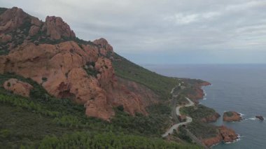  Akdeniz Kayalıkları üzerindeki Esterel Massif ve Sarmal Sahil Yolu 'nun Hava Görüntüsü
