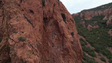 Akdeniz kıyısındaki Massif de L 'Esterel üzerinde Cannes ve Saint Raphael arasında bir uçuş. Fransa 'nın güneyinde Provence-Alpes-Cte d' Azur bölgesi. Fransız Rivierası