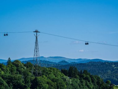 Solina Gölü Barajı 'ndaki Kablo Araba Arka planda Dolunay, Bieszczady Dağları, Polonya
