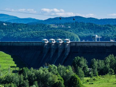Solina Gölü Barajı 'ndaki Kablo Araba Arka planda Dolunay, Bieszczady Dağları, Polonya