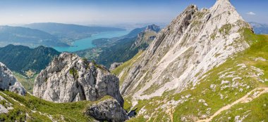 La Tournette uçurumunun, Annecy Gölü 'nün ve Fransız Alplerinin havadan görünüşü, yaz yolculuklarında panoramik dağ ve göl manzarası.