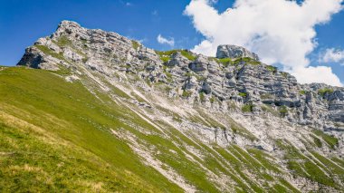La Tournette Zirvesi 'nin panoramik manzarası, Fransız Alpleri, Alp manzarası ve dağ manzarası