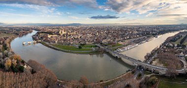 Avignon 'un eski Palais des Papes ve Rhone Nehri' yle panoramik günbatımı manzarası, Fransa tarihi şehir manzarası, ortaçağ mimarisi, kültür mirası ve seyahat beldesi