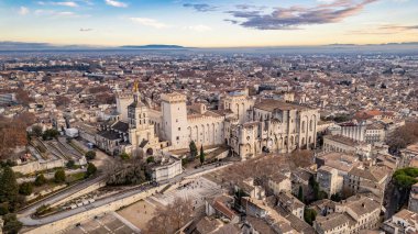 Avignon, Fransa 'daki Palais des Papes' in avlu manzarası, ortaçağ papalık konutu ve tarihi kale, UNESCO Dünya Mirası ve güney Avrupa 'daki kültürel turizm beldesi
