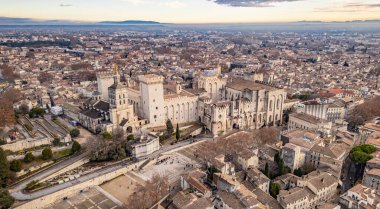 Avignon, Fransa 'daki Palais des Papes' in avlu manzarası, ortaçağ papalık konutu ve tarihi kale, UNESCO Dünya Mirası ve güney Avrupa 'daki kültürel turizm beldesi