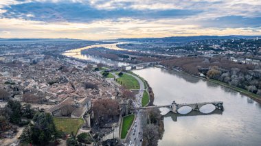 Avignon 'un eski Palais des Papes ve Rhone Nehri' yle panoramik günbatımı manzarası, Fransa tarihi şehir manzarası, ortaçağ mimarisi, kültür mirası ve seyahat beldesi