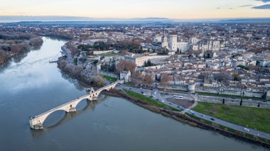 Avignon 'un eski Palais des Papes ve Rhone Nehri' yle panoramik günbatımı manzarası, Fransa tarihi şehir manzarası, ortaçağ mimarisi, kültür mirası ve seyahat beldesi