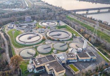 Rhne Nehri 'nin sürdürülebilir su yönetimi ve çevre koruma kavramı tarafından yer alan Avignon, Fransa' daki atık su arıtma tesisinin çevre dostu hava manzarası
