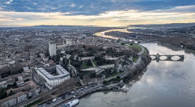 Avignon 'un eski Palais des Papes ve Rhone Nehri' yle panoramik günbatımı manzarası, Fransa tarihi şehir manzarası, ortaçağ mimarisi, kültür mirası ve seyahat beldesi
