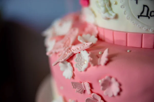 蝴蝶和花朵的细节在孩子们的粉红蛋糕店 生日快乐的女孩 高质量的照片 — 图库照片