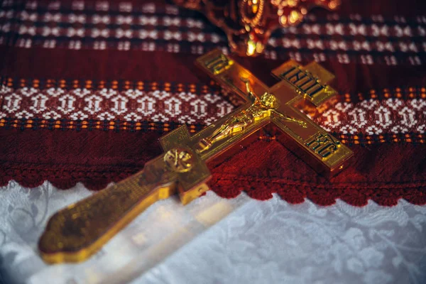 在圣堂的红白相间的背景上 金色的十字架 为孩子们进行正统的洗礼洗礼 高质量的照片 — 图库照片