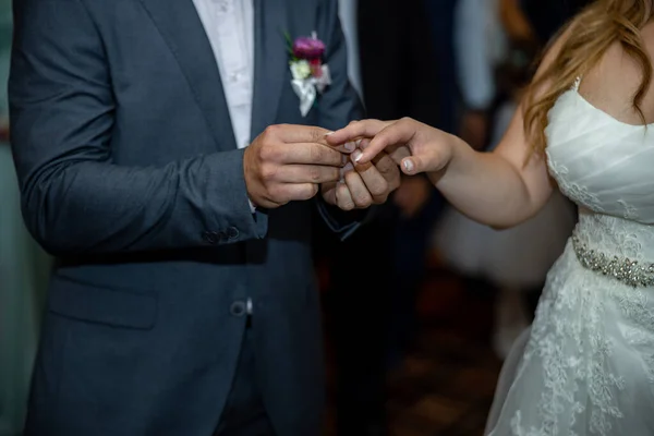 Обручальные Кольца Рук Жениха Невесты Молодая Супружеская Пара Церемонии Брак — стоковое фото