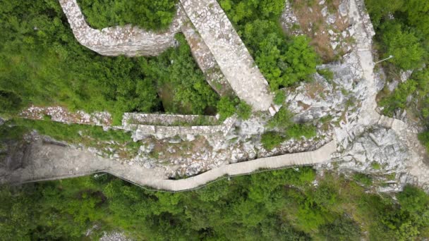 Hava Aracı Bulgar Dağlarındaki Bir Kalenin Görüntülerini Aşağı Çekiyor Eski — Stok video