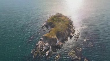 Bulgaristan 'ın Karadeniz kıyısının ortasında bir yılan adası. Güneş suda parıldıyor. Hava aracı görüntüsü. Yüksek kalite 4k görüntü