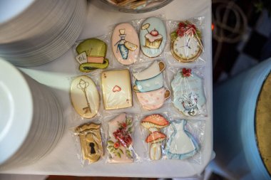 Elbise, mantar, şapka ve iksirli ev yapımı kurabiyeler. Renkli çocuk kurabiyeleri. Yüksek kalite fotoğraf