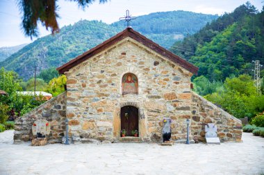 Bulgaristan 'ın dağdaki küçük ve güzel kilisesi. Arkasında ormanlar ve ağaçlar olan yeşil tepeler. Yüksek kalite fotoğraf