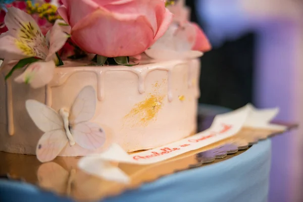 Házi Készítésű Díszíteni Gyönyörű Virágok Sütemények Egy Baba Első Születésnapjára — Stock Fotó