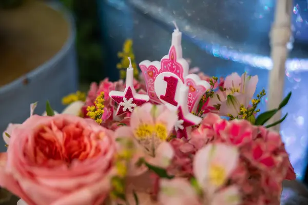 Strona Główna Udekorować Piękne Kwiaty Ciasta Pierwsze Urodziny Dziecka Wysokiej — Zdjęcie stockowe