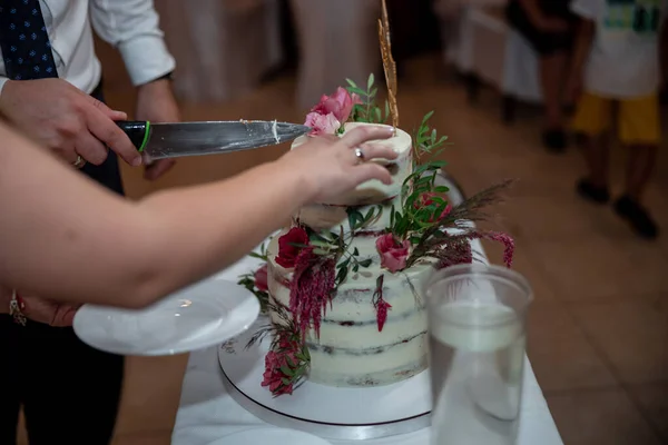 Menyasszony Vőlegény Esküvői Fogadás Egy Étteremben Vágás Esküvői Torta Virágokkal — Stock Fotó