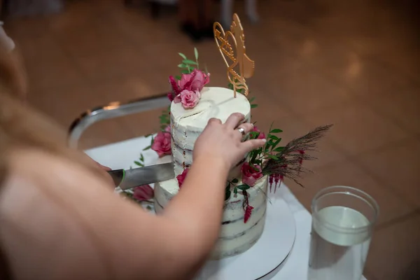 Жених Невеста Свадьбе Прием Ресторане Резки Свадебный Торт Цветами Высокое — стоковое фото