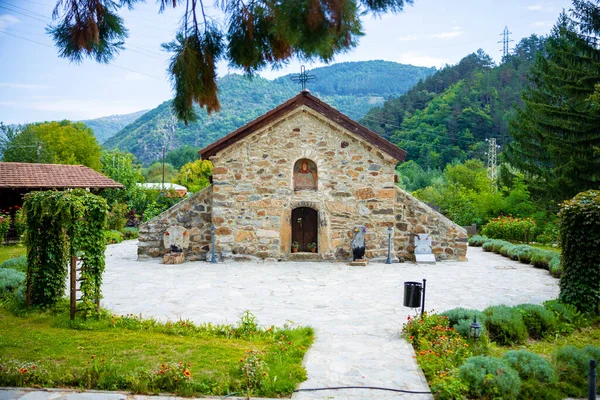 불가리아의 아름다운 교회입니다 나무들이 있습니다 고품질 — 스톡 사진