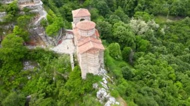 Bulgaristan 'daki Asenovgrad kalesinin insansız hava aracı görüntüsü. Çevresindeki güzel yeşil doğa tepeleri ve ormanlar. Yüksek kalite 4k görüntü