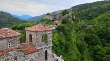 Bulgaristan 'daki Asenovgrad kalesinin insansız hava aracı görüntüsü. Çevresindeki güzel yeşil doğa tepeleri ve ormanlar. Yüksek kalite 4k görüntü