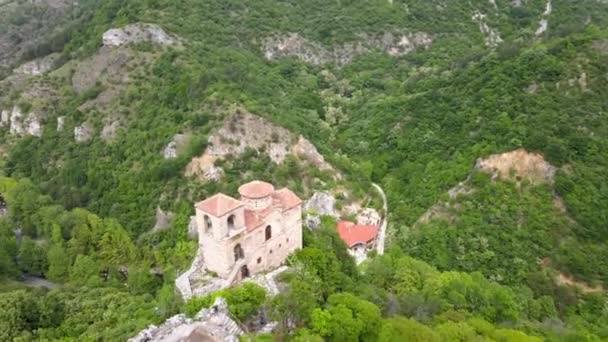 Luchtdrone Zicht Het Asenovgrad Fort Bulgarije Prachtige Groene Natuurheuvels Bossen — Stockvideo