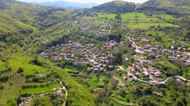 Bulgaristan 'ın Filibe Bölgesi' ndeki Otantik evlerle Dobralyk köyünün hava manzarası. Güzel yeşil doğa tepeleri. Yüksek kalite 4k görüntü