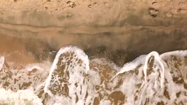 砂の上に波の空中トップビューを破る 空中ドローンの上からの眺め海の青い波の鳥の目の景色は砂の上で壊れます 高品質4K映像 — ストック動画