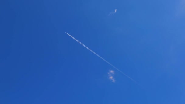 在晴朗的蓝天上高空飞行的远距离喷气式飞机留下了白色的尾迹 空运概念 高质量的4K镜头 — 图库视频影像