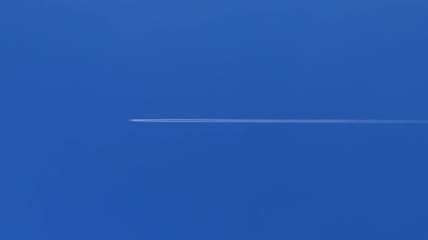 Distant Jet Plane Flying High Altitude Clear Blue Sky Leaving — Stock Video