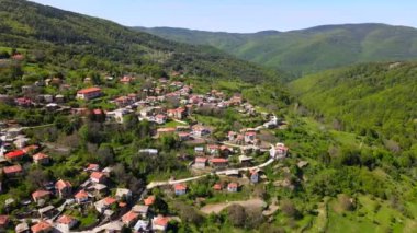 Bulgaristan 'ın Filibe Bölgesi' ndeki Otantik evlerle Dobralyk köyünün hava manzarası. Güzel yeşil doğa tepeleri. Yüksek kalite 4k görüntü