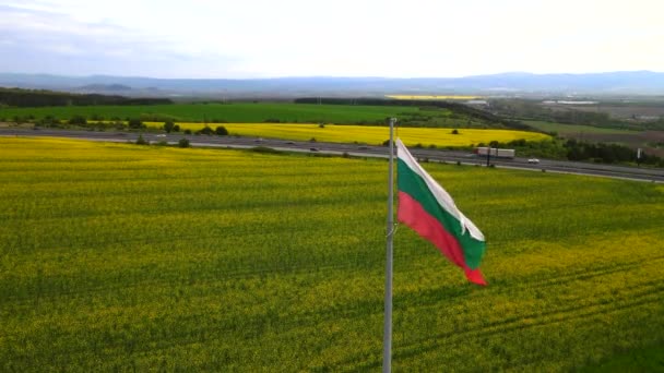 Imágenes Aéreas Aviones Tripulados Una Bandera Búlgara Ondeando Viento Con — Vídeos de Stock