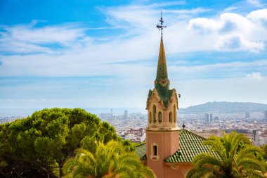 Barcelona 'daki Park Guell ve arka planda Barselona şehri. Güzel kartpostal konsepti. Yüksek kalite fotoğraf