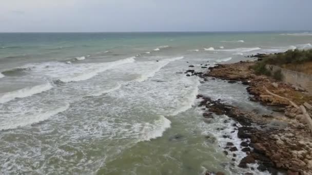 Drona Aeriană Filmare Undelor Marine Gri Albastre Care Rostogolesc Plajă — Videoclip de stoc