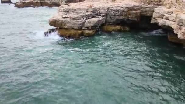 아름다운 절벽과 날카로운 바위에 불가리아 파란색 청록색 파도의 고품질 — 비디오